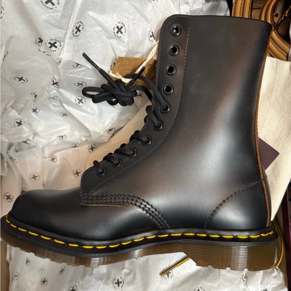 1490 SMOOTH LEATHER MID CALF BOOTS DR MARTENS
**MADE IN ENGLAND** - Picture 2 of 6